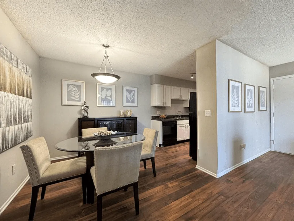 Quail Hollow Apartments — Photo 1