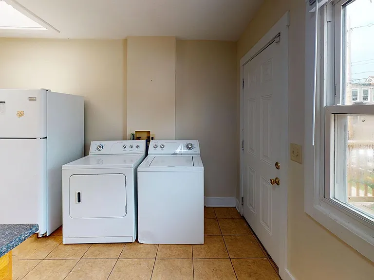 1373 Indianola Ave — Photo 3