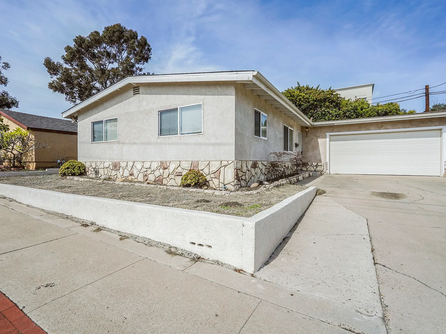 3 bed, 1050 sqft, $3,850 — Photo 2