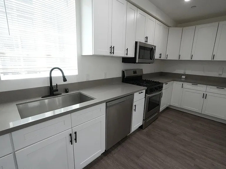 668 W 28th St — Photo 2