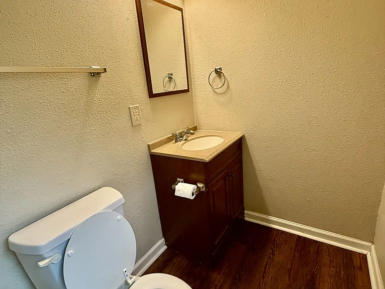 1009 Victoria St — Photo 7
