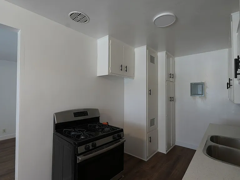 10300-10304 La Reina Ave — Photo 8