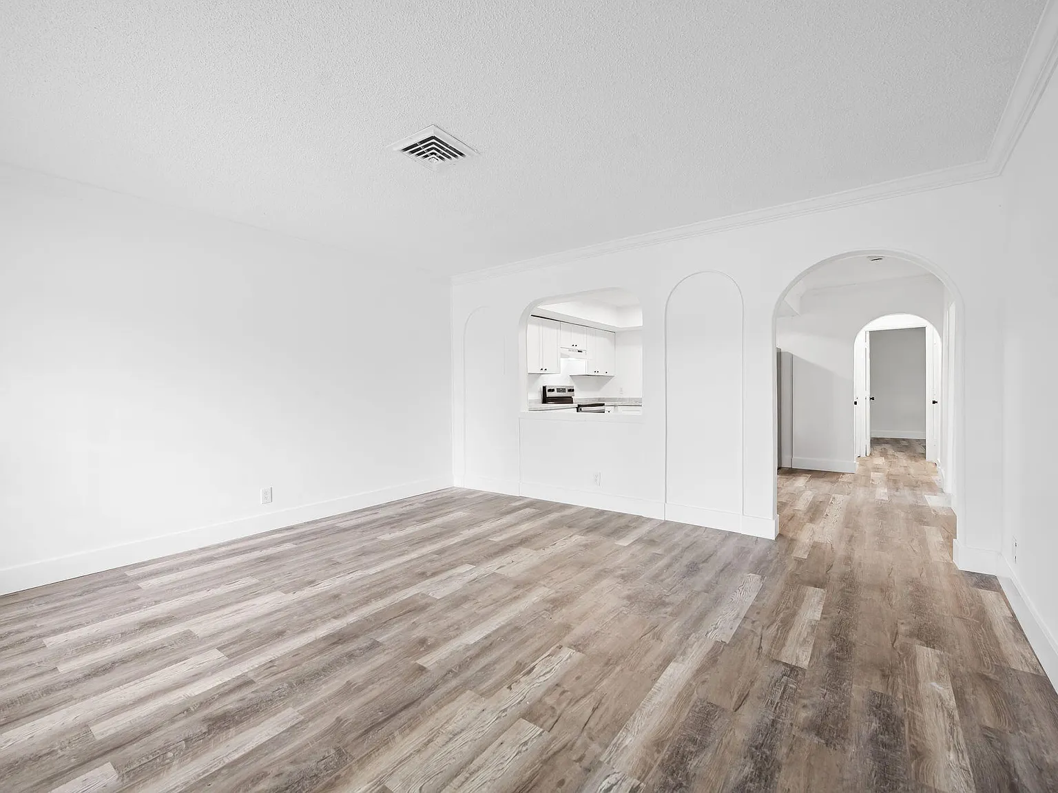4 bed, 2.0 bath, 1332 sqft, $3,200 — Photo 2