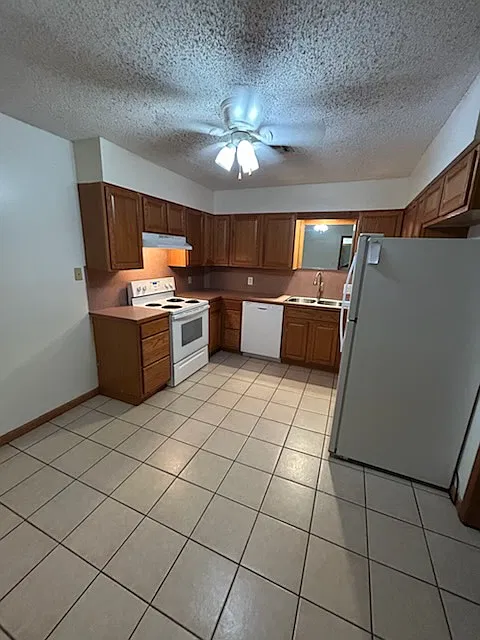 3 bed, 2.0 bath, 1617 sqft, $1,740 — Photo 2