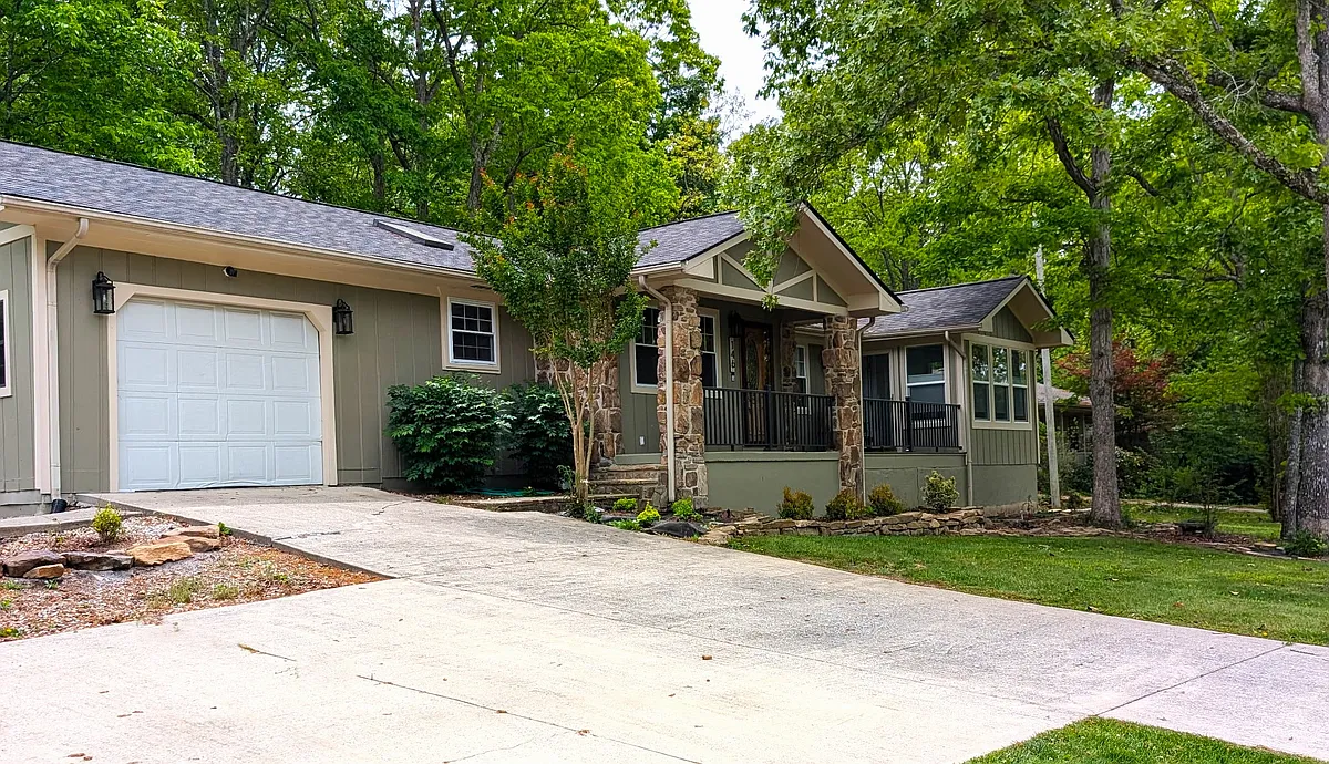 Building Photo - 146 Lakeshire Dr