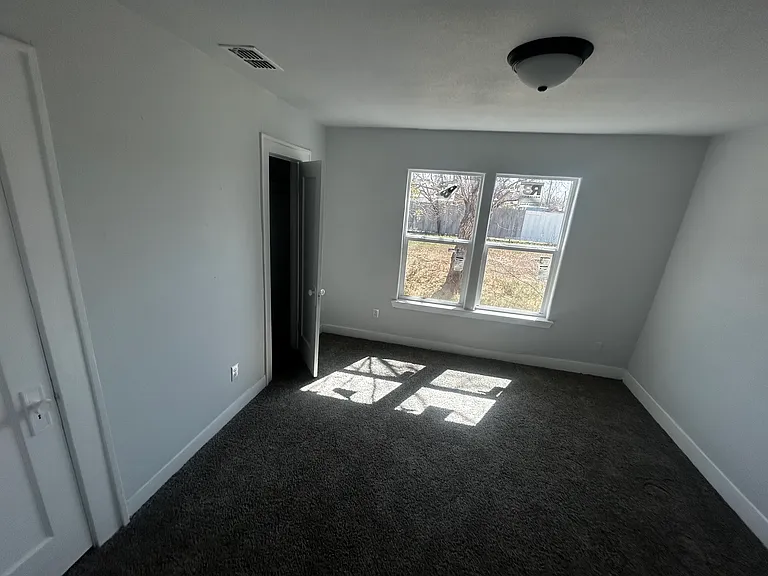 1742 Victoria St — Photo 6