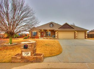 737 SW 45th St, Moore, OK 73160