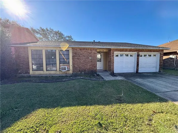 2424 Park Place Dr, Gretna, LA 70056