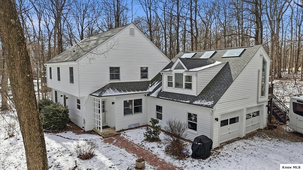 Listing photo 3 for 105 Allen Dr