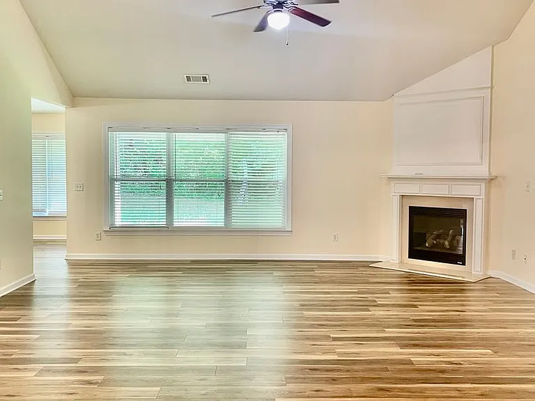 373 Southgate Dr — Photo 4