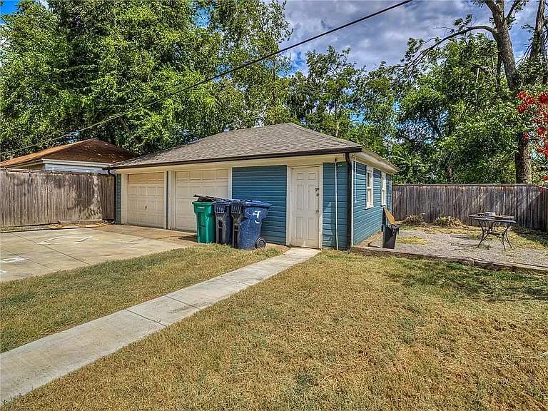 3404 N Western Ave — Photo 23