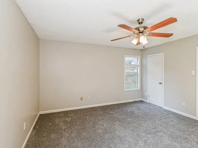 4864 Barkshire Dr — Photo 10