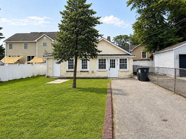 709 Ship Ave — Photo 1