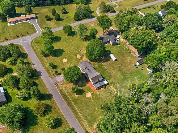 5th image of 1270 Country Hill Dr