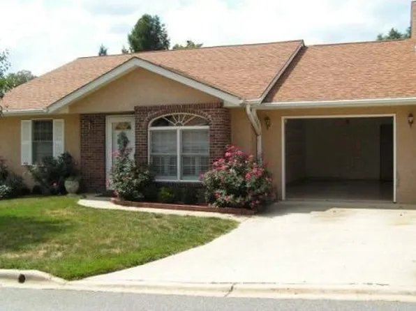 32 Carriage Ct, Franklin, NC 28734