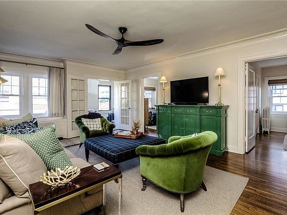 4th image of 807 W 48th St APT 402