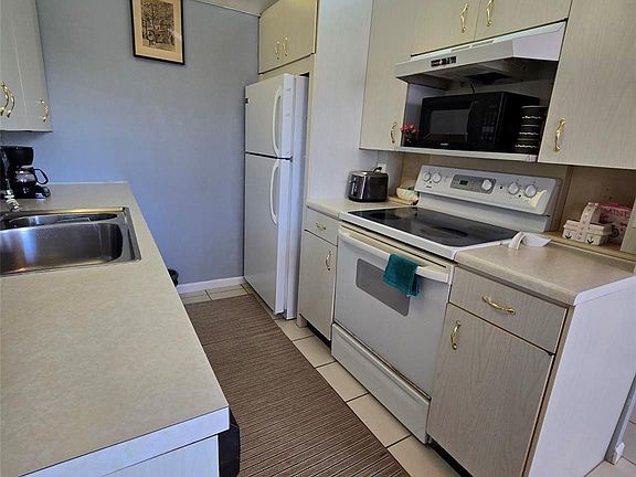 2nd image of 2067 Harwood #2067