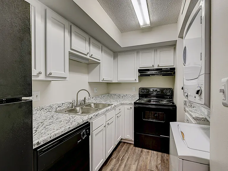 Stonehedge Apartments — Photo 21