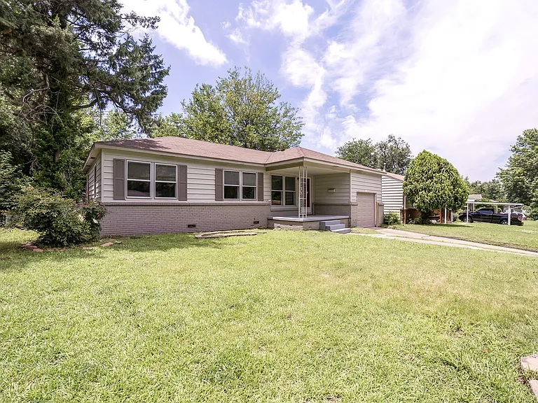 1618 S Ash Pl — Photo 2