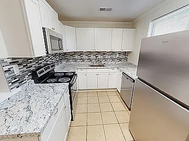 409 Augusta Ave — Photo 6