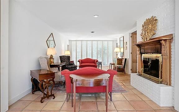 4th image of 859 S New Hampshire St