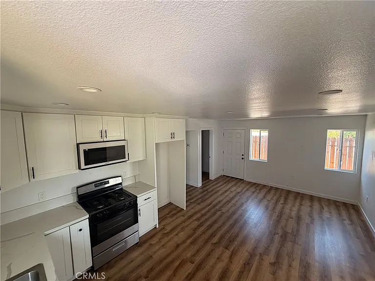 5472 N Mountain View Ave — Photo 2