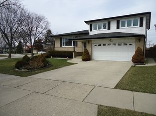 8212 W Lyons St, Niles, IL 60714