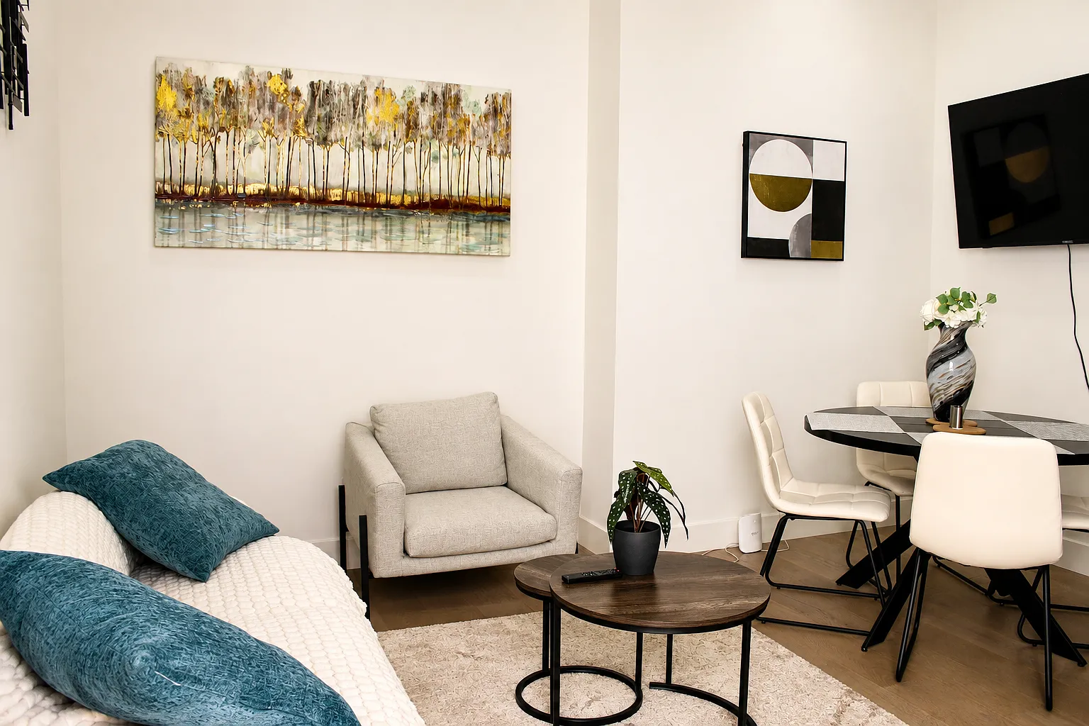 2 bed, 750 sqft, $5,495 — Photo 3