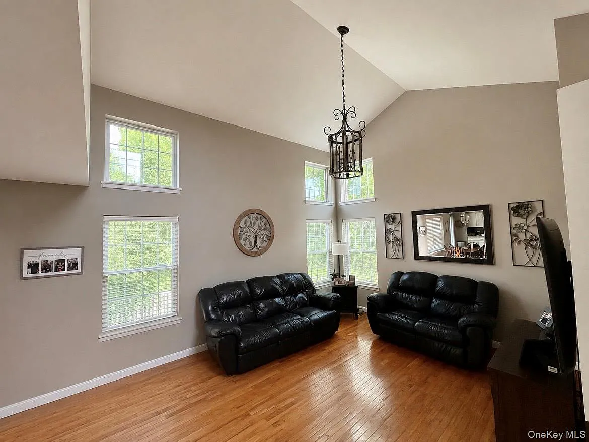 3 bed, 1.5 bath, 1506 sqft, $3,200 — Photo 2
