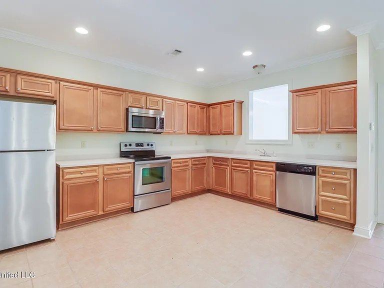 894 Jefferson Dr — Photo 6