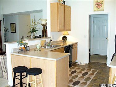 5th image of 826 Stonewater Dr