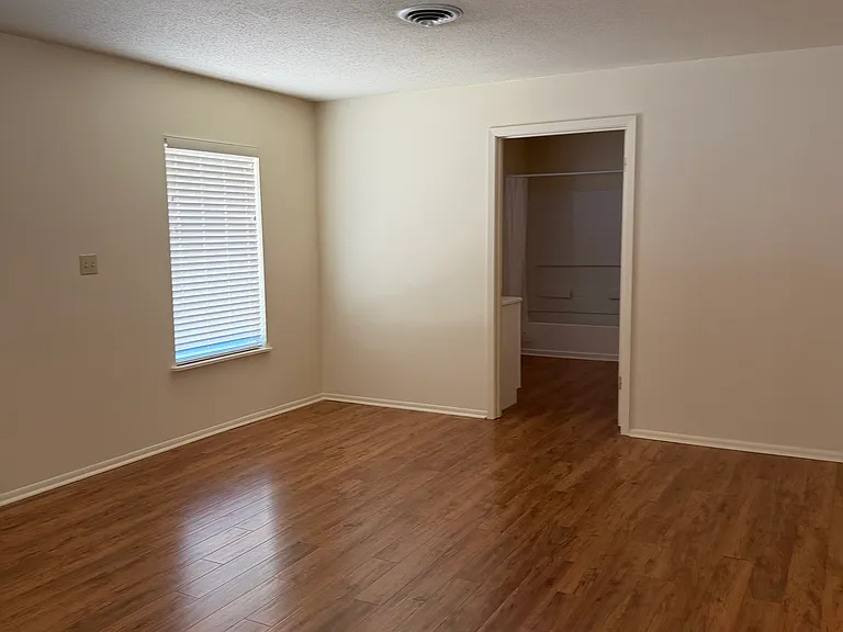 109 E Highway St — Photo 15