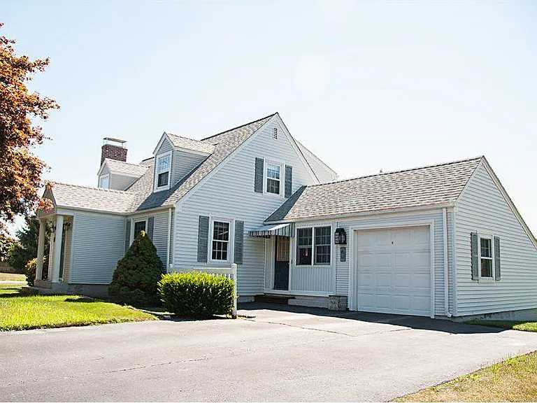 37 Elm Dr — Photo 1
