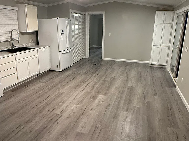 1040 Laurie Ln — Photo 3