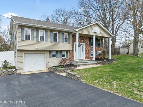 35 Chestnut Hill Road, Howell, NJ 07731