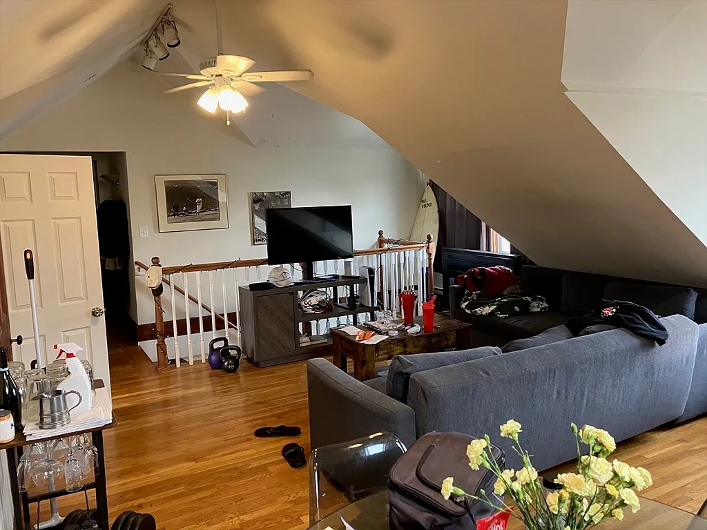 2 bed, 1.0 bath, 99999 sqft, $2,950 — Photo 2
