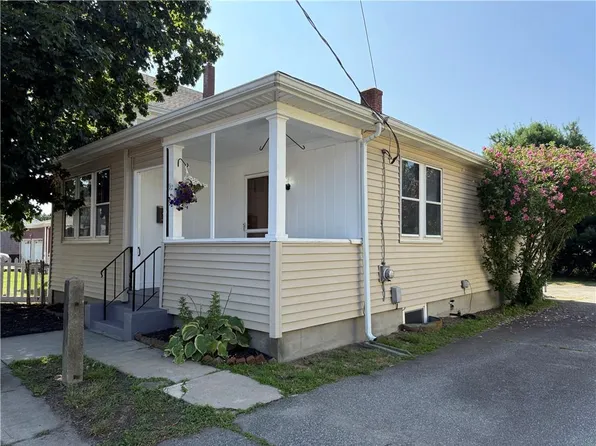 92 N Maple Ave NE, Barrington, RI 02806