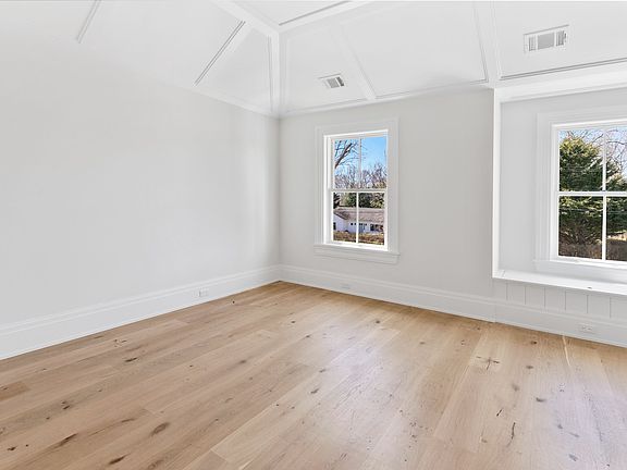 5th image of 369 Madison St