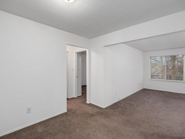 Hartford Place Apartments — Photo 9