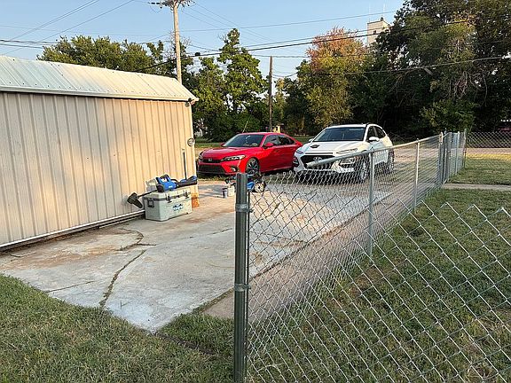 4th image of 602 N Main St