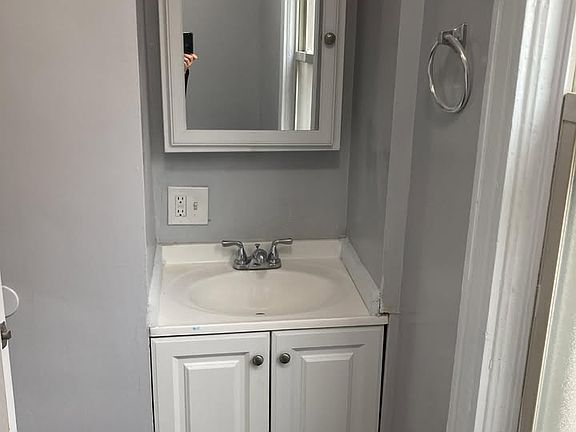 5th image of 2040 Halstead Ave APT 6