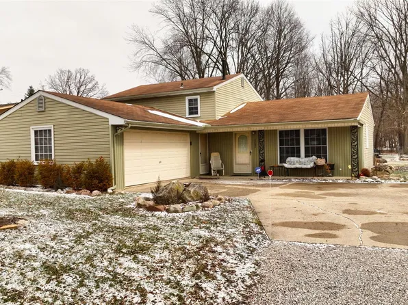 2202 Cook Ct, Troy, MI 48083