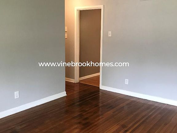 3rd image of 612 E Bethany Rd