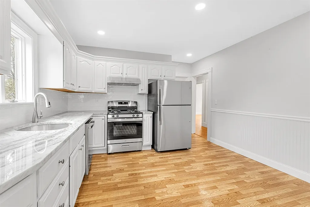2 bed, 1.0 bath, 1119 sqft, $2,900 — Photo 2
