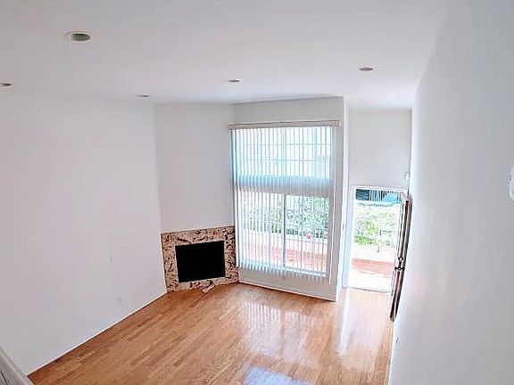 4th image of 1738 Barry Ave APT 4