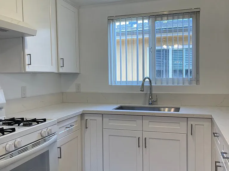 Van Ness Apartments — Photo 10