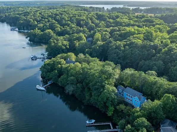 1035 Wilton Coves Dr, Hartfield, VA 23071