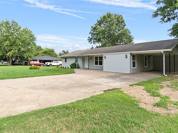 2nd image of 309 Kelli Ave