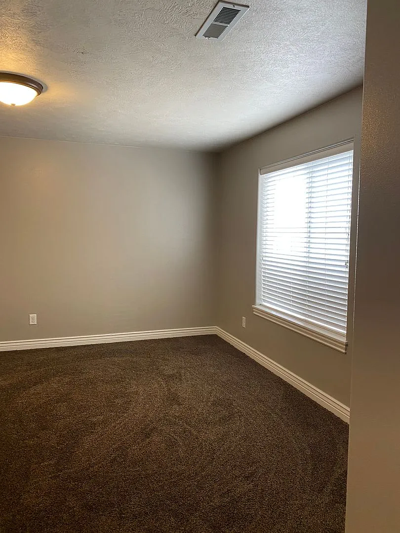 3 Bedroom, 1.5 Bath Townhome in the Meadows! — Photo 3