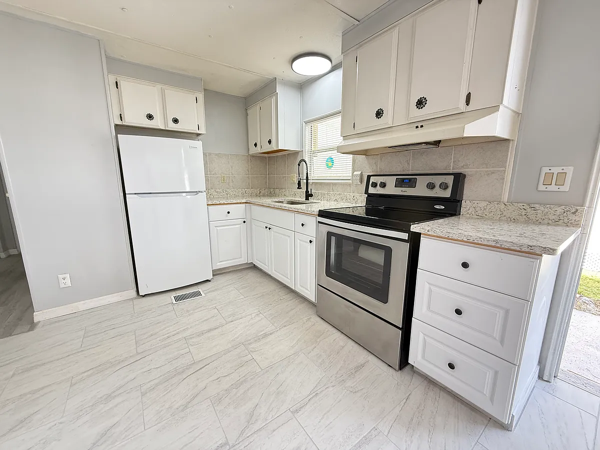 Building Photo - 256 Queen Mary Loop